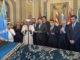 Bakan Çiftçi, Ertuğrul Gazi Türbesi’ni ziyaret etti, hafızlık öğrenimi gören öğrenciye bisiklet hediye etti

