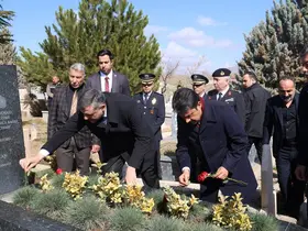 Bakan Çiftçi, Neşet Ertaş'ın kabrini ziyaret etti