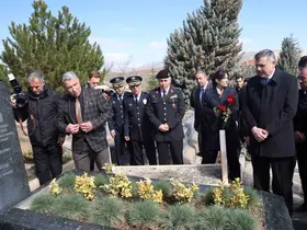 Bakan Çiftçi, Neşet Ertaş’ın kabrini ziyaret etti
