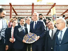 Bakan Ersoy, Battalgazi’nin seramik eserlerini inceledi
