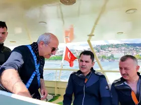 Bakan Kurum, dip çamuru temizliği yapılan İzmit Körfezi’ne daldı
