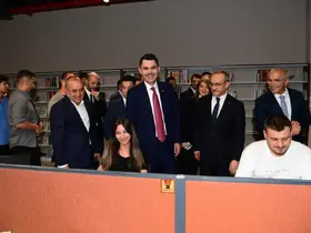 Bakan Murat Kurum, şehir kütüphanesini gezdi