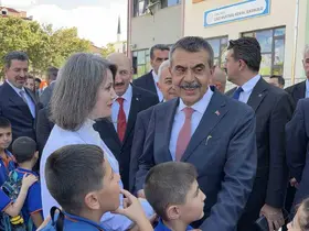Bakan Tekin miniklerin bayrak törenine katıldı, öğretmenlerle bir araya geldi
