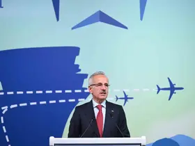 Bakan Uraloğlu: "Canlı uçuş takip sistemimiz sayesinde Türkiye hava sahasındaki iç hat, dış hat ve transit uçuşlar da harita üzerinden anlık olarak izlenebiliyor"
