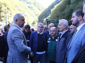 Bakanlar Uraloğlu ve Bak sellerden zarar gören Artvin’in Borçka ilçesinde incelemelerde bulundu
