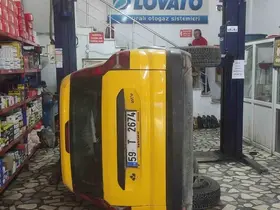 Bakım için servise bırakılan taksi liftten düştü
