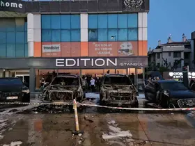 Bakırköy’de 50 milyon TL değerinde 4 otomobil alevlere teslim oldu

