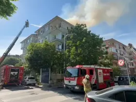 Bakırköy’de 6 katlı binanın çatısında yangın paniği
