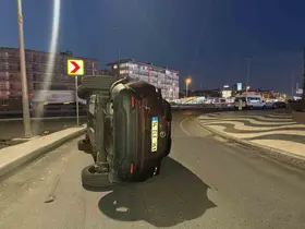 Bakırköy’de otomobil refüje çarpıp devrildi: 1 yaralı
