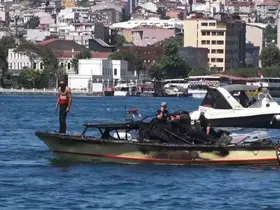 Balat sahilinde tekne alev alev yandı: Baba ve oğul denize atlayarak kurtuldu
