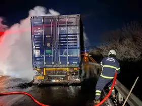 Balatalarından tutuşan tırdaki yangın kısa sürede söndürüldü

