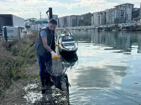 Balık çöplüğüne dönen liman temizlendi
