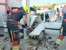 Balıkesir’de elektrik direğine çarpan araçta iki kişi yaralandı
