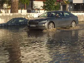 Balıkesir’de lodos denizi taşırdı, yollar göle döndü
