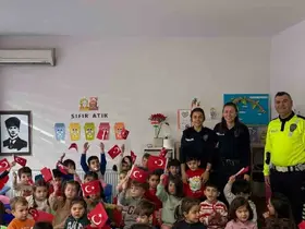 Balıkesir’de polisler miniklere trafik eğitimi verdi
