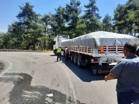 Balıkesir’de tıra arkadan çarpan otomobil takla attı: 4 yaralı
