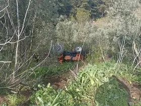 Balıkesir’de traktör şarampole uçtu; 2 yaralı
