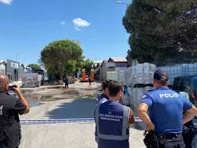 Balıkesir’de yere dökülen kimyasal madde kum emdirilerek temizlendi
