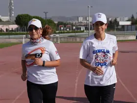 Balıkesir’de yüzlerce genç sağlıklı yaşam için spor yaptı
