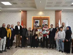 Balkan şampiyonunu ve balkan üçüncüsü çiçeklerle karşılandı
