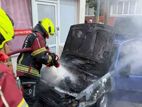Bandırma’da park halindeki otomobilin motor kısmında alev aldı
