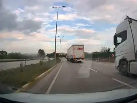 Bandırma’da tırın tehlikeli manevraları araç kamerasına yansıdı
