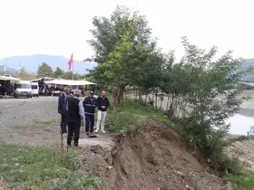 Barajdaki su seviyesi düştü, kıyıda çatlaklar oluştu
