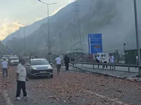 Bariyerlere çarpan kiremit yüklü tırda yangın çıktı
