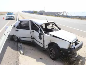 Bariyerlere çarpan otomobil iki büklüm oldu: 1 yaralı
