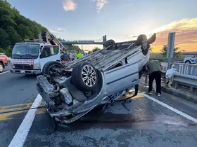 Bariyerlere çarpan otomobil takla atarak sürüklendi: 4 yaralı
