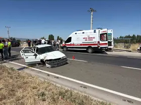 Bariyerlere çarpan otomobilde 6 kişi yaralandı
