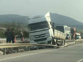 Bariyerlere çarpan tırda 2 kişi yaralandı
