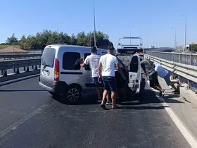 Bariyerlere çarpıp kaza yapan sürücü kazayı burnu kanamadan atlattı
