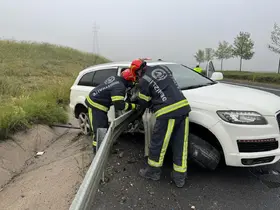 Bariyerlere saplanan lüks aracın sürücüsü hayatını kaybetti
