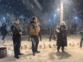 Bartın’da ilçe protokolü vatandaşlarla kartopu oynadı
