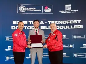 BARÜ’lü akademisyen ödülünü Bakan Kacır’dan aldı
