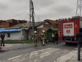 Başakşehir’de 3 katlı binanın çatısı alev alev yandı

