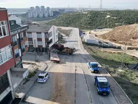 Başakşehir’de binaya saplanan vinci çıkarma çalışmaları 28. saate girdi
