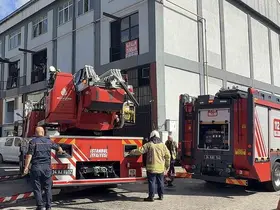 Başakşehir’de çinko kaplama atölyesinde yangın paniği: İşçiler yanan binada sigara içerek o anları kaydetti
