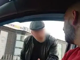 Başakşehir’de taksi sürücüsün yolcu kavgası kamerada
