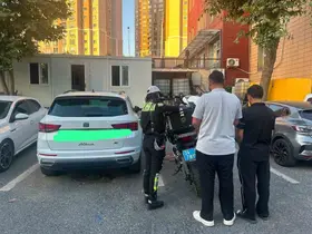 Başakşehir’de yolcu seyir halindeki otomobilden sarktı: Görüntüler sosyal medyada yakalattı

