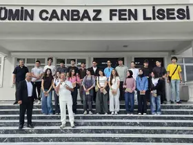 Başarılı öğrencilere okullarının ilk gününde tablet ve telefon sürprizi

