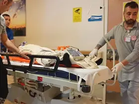 Başına demir parçası düşen işçi yaralandı
