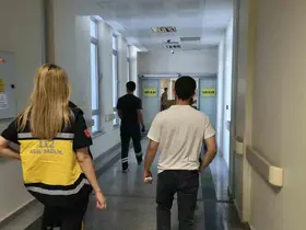 Başına fayans düşen işçi yaralandı
