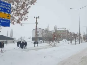 Başkale’de kar yağışı

