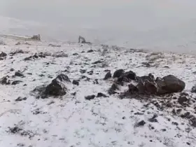 Başkale’de mevsimin ilk karı yağdı

