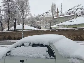 Başkale’de nisan ayında kar yağışı
