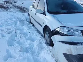 Başkale’de otomobil şarampole düştü
