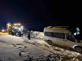 Başkale’de yoldan çıkan minibüs kara saplandı
