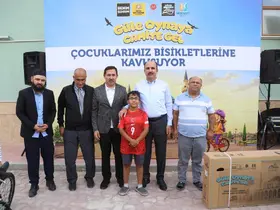 Başkan Altay, “Güle Oynaya Camiye Gel” projesinde bisiklet almaya hak kazanan çocuklara bisikletlerini hediye etti